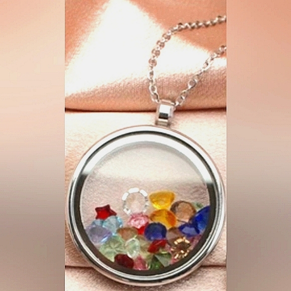 *NEW*Living Memory Floating Glass Locket Pendant & chain(comes with crystals) - Picture 2 of 9